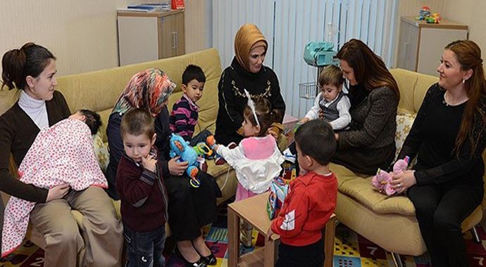 Emine Erdoğan, çocuk oyun alanını gezdi Emine Erdoğan, çocuk oyun alanını gezdi