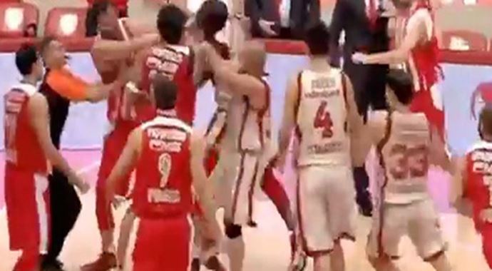 Galatasaray Olympiakos maçında olaylar çıktı