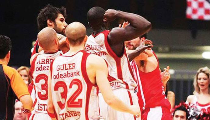 Galatasaray Olympiakos maçında yumruklar konuştu