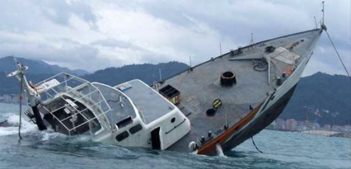Ayvalık'ta tekne faciası, 3'ü çocuk 4 ölü Ayvalık'ta tekne faciası, 3'ü çocuk 4 ölü