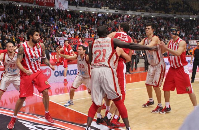 'Barış ve Dostluk Stadı'nda yumruklar konuştu'