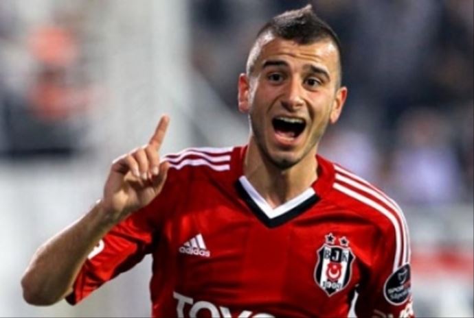 Oğuzhan'dan Beşiktaş taraftarını kızdıran tweet Oğuzhan'dan Beşiktaş taraftarını kızdıran tweet