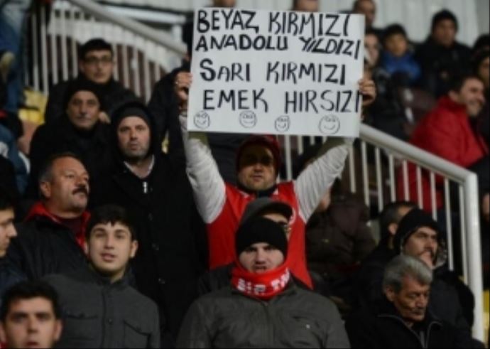 Sivasspor taraftarından Halis Özkahya'ya pankartlı tepki Sivasspor taraftarından Halis Özkahya'ya pankartlı tepki