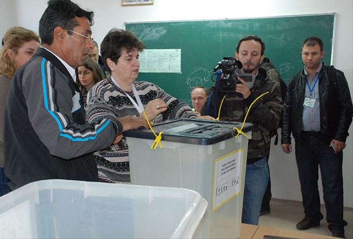 Kosova'da halk sandık başında, yerel seçimler yapılıyor
