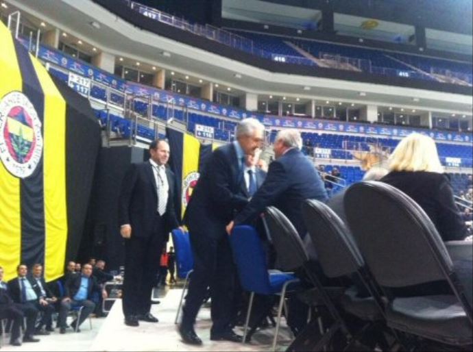 Aziz Yıldırım ve Mehmet Ali Aydınlar kucaklaştı Aziz Yıldırım ve Mehmet Ali Aydınlar kucaklaştı