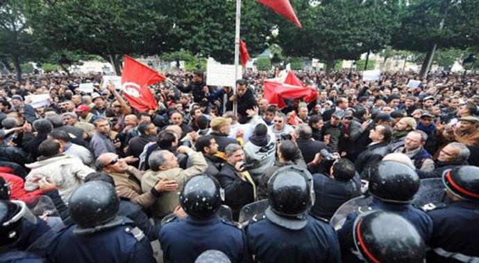 Tunus'ta sular durulmuyor, olağanüstü hal uzatıldı Tunus'ta sular durulmuyor, olağanüstü hal uzatıldı