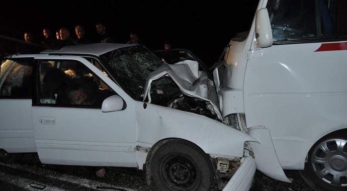 Balıkesir'de trafik kazası 1 ölü, 15 yaralı