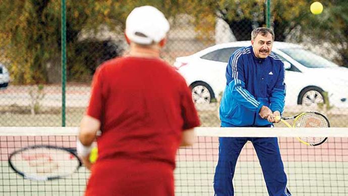 AK Partili bakanlar tenis oynayarak stres attı