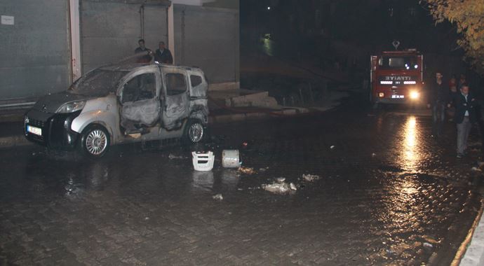 Hakkari'de bir öğretmenin aracı kundaklandı