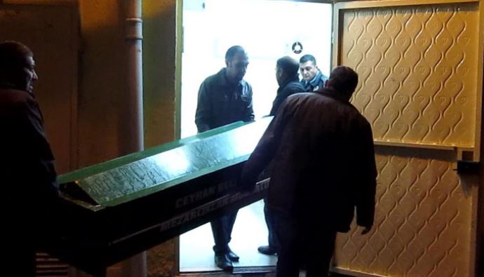 AK Partili Serdar Güldalı balkondan düşerek hayatını kaybetti AK Partili Serdar Güldalı balkondan düşerek hayatını kaybetti