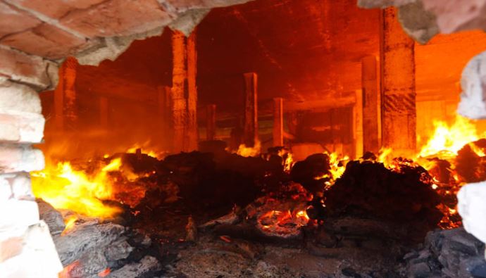 Öfkeli işçiiler fabrikayı ateşe verdi Öfkeli işçiiler fabrikayı ateşe verdi