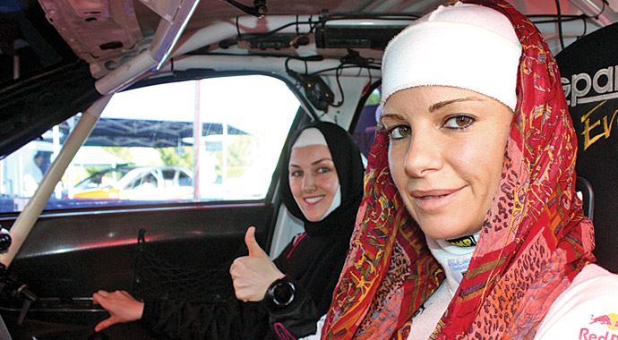 Burcu Çetinkaya Dubai'de çölün tozunu attırdı