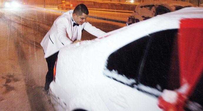 Erzurum'da gelin ve damada kar sürprizi