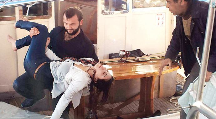 Genç kızı son anda ölümden kurtardı