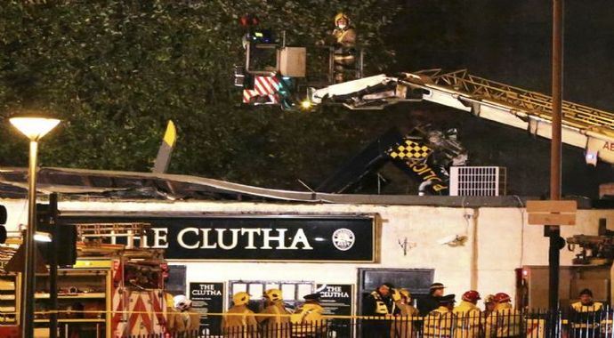 İskoçya'da facia barın üzerine polis helikopteri düştü İskoçya'da facia barın üzerine polis helikopteri düştü