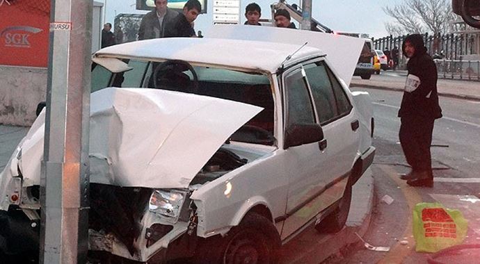 Otomobil yol kenarında bekleyenlere çarptı, 2 ölü Otomobil yol kenarında bekleyenlere çarptı, 2 ölü