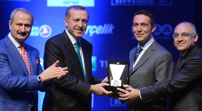 Ali Koç, ödülünü Başbakan Erdoğan'ın elinden aldı Ali Koç, ödülünü Başbakan Erdoğan'ın elinden aldı