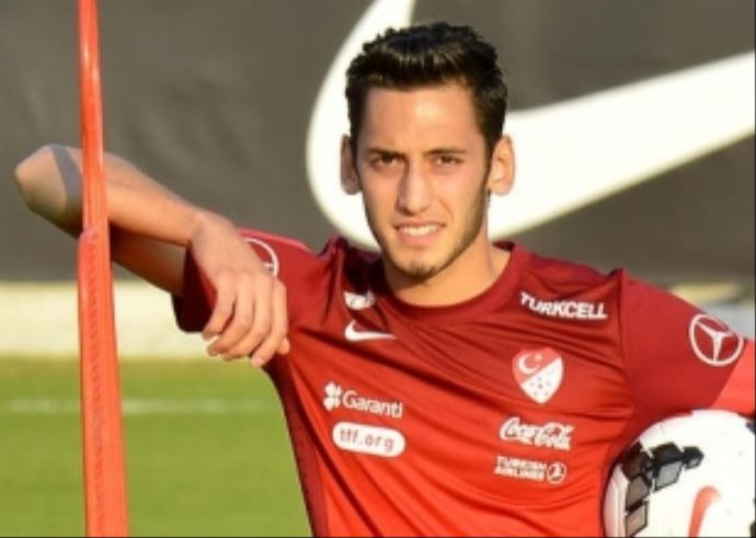 Galatasaray Hakan Çalhanoğlu'nun işini bitirdi Galatasaray Hakan Çalhanoğlu'nun işini bitirdi