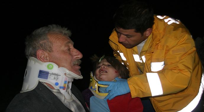 Sıkıştığı yerden çocuğunu sakinleştirmeye çalıştı Sıkıştığı yerden çocuğunu sakinleştirmeye çalıştı