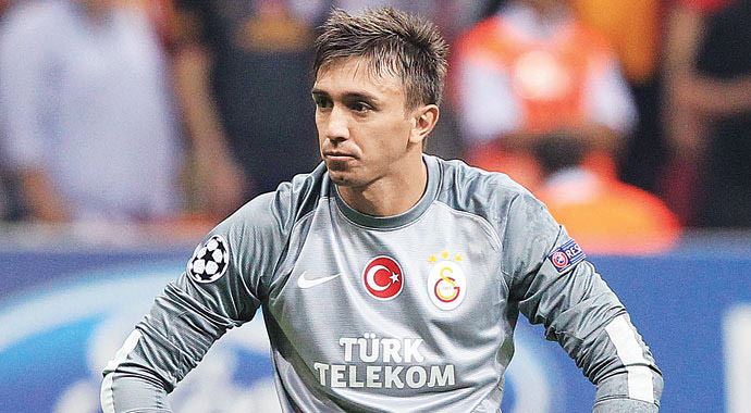 Muslera&#039;ya Fener derbisine çıkması için özel ayakkabı