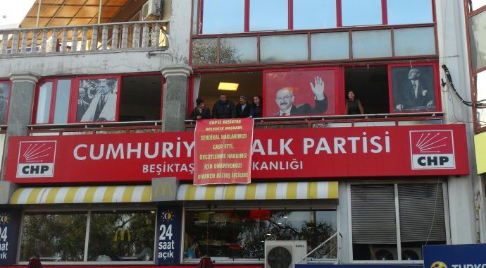 İşçiler CHP ilçe başkanlığını bastılar İşçiler CHP ilçe başkanlığını bastılar