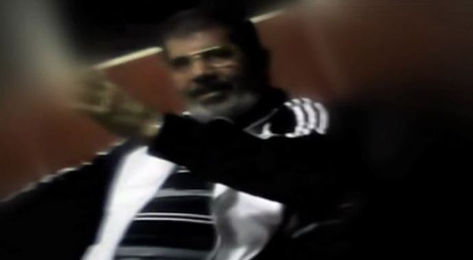 Mursi'nin mahkeme görüntüleri yayınlandı Mursi'nin mahkeme görüntüleri yayınlandı