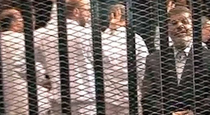 Mahkeme heyeti şok oldu, Mursi imamlık yaptı namaz kıldırdı Mahkeme heyeti şok oldu, Mursi imamlık yaptı namaz kıldırdı