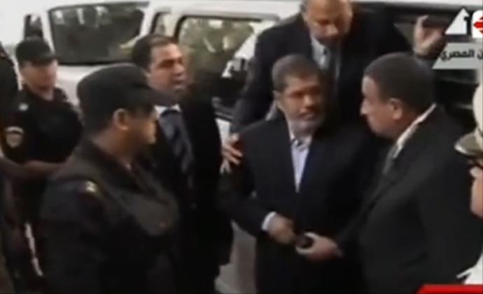 Mursi kafesin içinde namaz kıldı, yargılanmayı reddetti Mursi kafesin içinde namaz kıldı, yargılanmayı reddetti