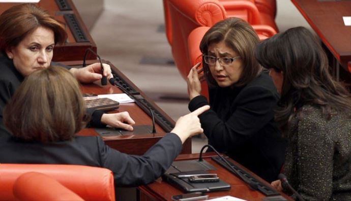 Meclis'te 'kadın' devrimi, pantolon yasağı kalkıyor Meclis'te 'kadın' devrimi, pantolon yasağı kalkıyor
