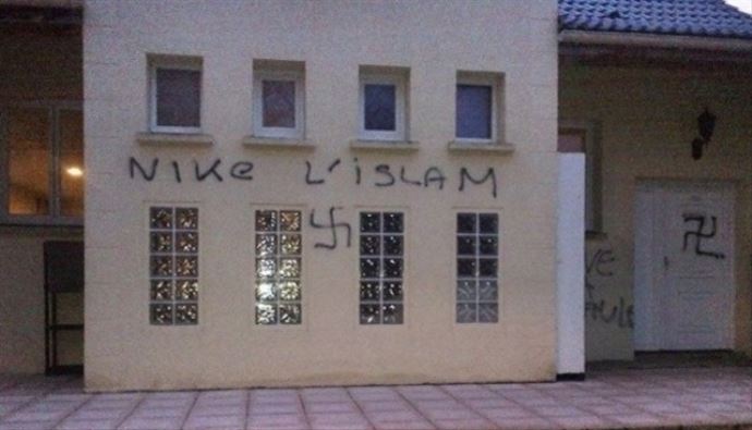Fransa'da İslam karşıtları camilere saldırdı Fransa'da İslam karşıtları camilere saldırdı