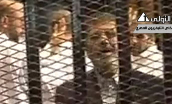 Mursi'den mahkemeyi sarsan sözler, 'Ayağa kalk yargıç' Mursi'den mahkemeyi sarsan sözler, 'Ayağa kalk yargıç'
