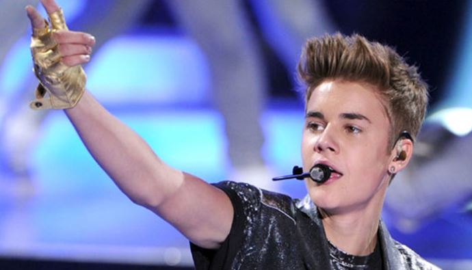 Sahneye şişe fırlatılınca Bieber konseri yarım bıraktı Sahneye şişe fırlatılınca Bieber konseri yarım bıraktı