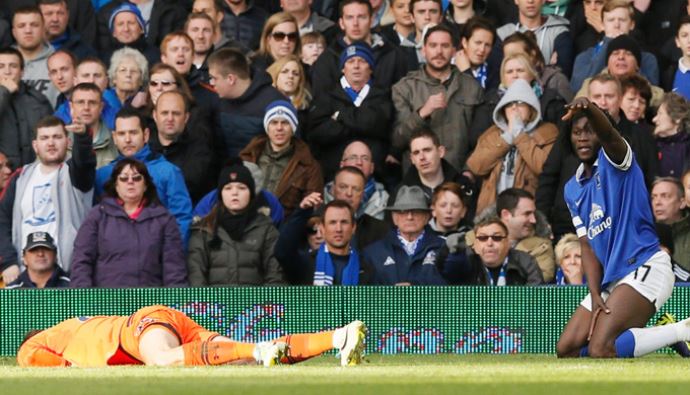 Tottenham kalecisi beyin sarsıntısı geçirirken oyun devam etti