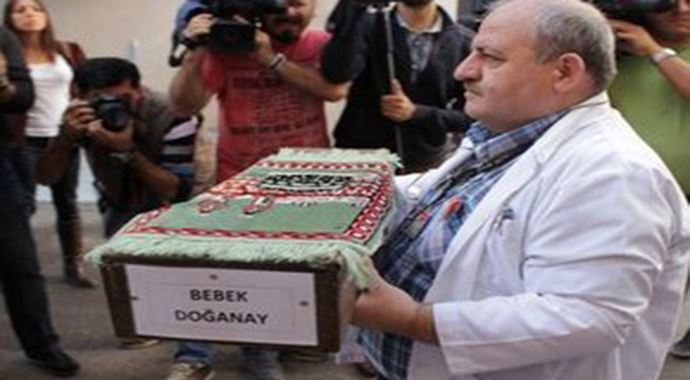Ailesinin sahip çıkmadığı Berk bebeği Gölcüklüler toprağa veriyor Ailesinin sahip çıkmadığı Berk bebeği Gölcüklüler toprağa veriyor