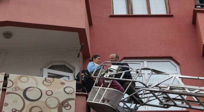 Buzdolabı bomba gibi patladı, ev kül oldu