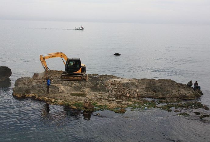 Giresun'da bir vatandaş denizin ortasında define aradı Giresun'da bir vatandaş denizin ortasında define aradı
