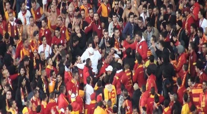 Galatasaray taraftarı, Kopenhag maçında birbirini yedi