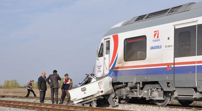 Mersin'de feci kaza tren kamyoneti ezdi, 2 ölü