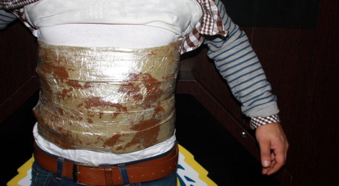 Vücuduna 15 kilo esrar bantladı