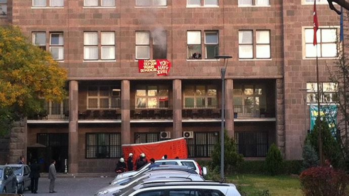 Provokatörler dekanın odasını işgal etti, polis zor çıkarttı Provokatörler dekanın odasını işgal etti, polis zor çıkarttı