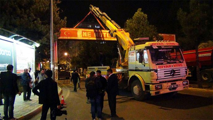 &#039;Ne mutlu Türk&#039;üm diyene&#039; tabelası kaldırıldı