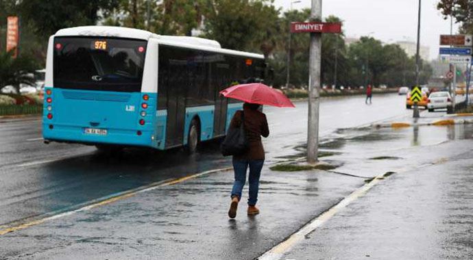 İstanbul sağanak yağışa teslim oldu İstanbul sağanak yağışa teslim oldu