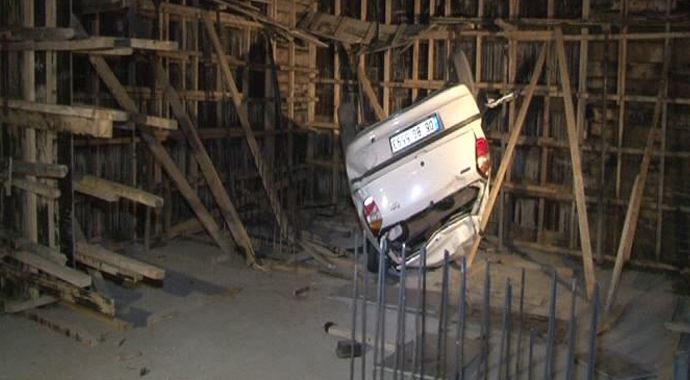Freni boşalan otomobil 30 metreden uçtu Freni boşalan otomobil 30 metreden uçtu