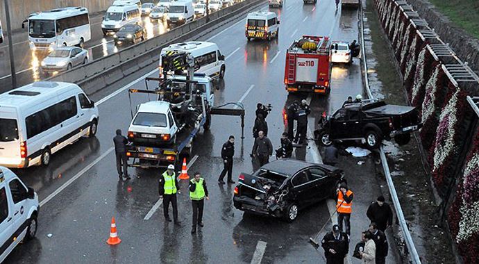 Kamyonet durağa girdi , 1 ölü