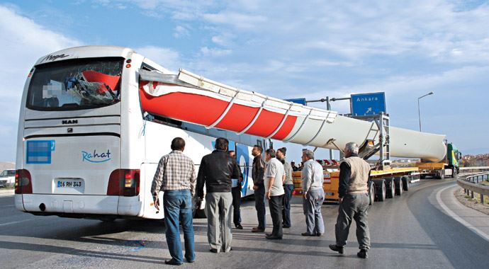 Rüzgar türbini otobüse saplandı Rüzgar türbini otobüse saplandı