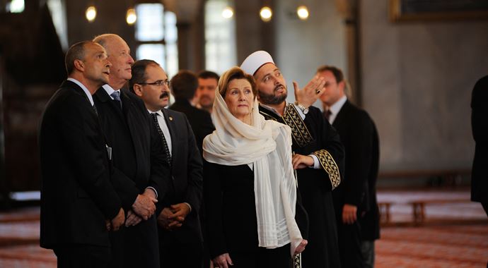 Kraliçe cami ziyaretinde başını örttü
