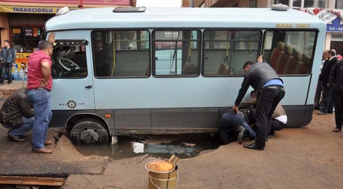 Yolcusunu indiren minibüs bir anda çukura düştü
