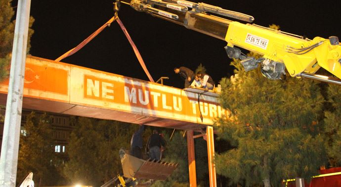 Vali Kıraç, &#039;Tabela paslıydı kaldırdık&#039;