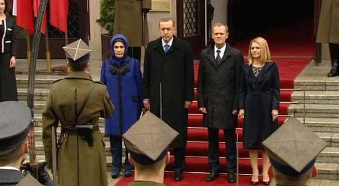 Başbakan Erdoğan, Polonya'da törenle karşılandı Başbakan Erdoğan, Polonya'da törenle karşılandı