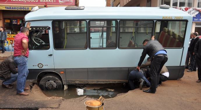 Yol çöktü, minibüs çukura düştü
